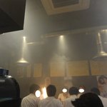 白い煙で視界が悪くなります