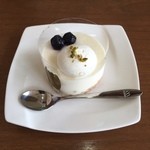 モスバーガー - 多治見市のモスにて豆乳スイーツのレアチース風ケーキを食べました。
小麦、乳、卵、白砂糖を使用していない「甜菜糖」という物をメインに使用したスイーツだそうで、味はチーズ感は余り無くてブルーベリーペーストの味が程よく優しい味でした。今度はマンゴーシェイクかな(^^)380円