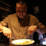 Cerveseria Catalana - スタッフが混ぜてくれる