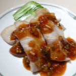 中国飯店 - ゆで豚ばら肉の薄切り。取り分けてもらったところ