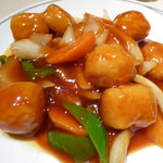 白身魚の揚げ物、甘酢あんかけ