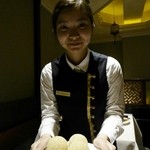 中国飯店 - 黒ゴマあん入りゴマ揚げ団子は、こんなに大きい