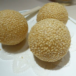 中国飯店 - 熱々の黒ゴマあん入りゴマ揚げ団子