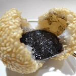 中国飯店 - 黒ゴマあん入りゴマ揚げ団子を割ったところ