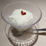 中国飯店 - 自家製杏仁豆腐