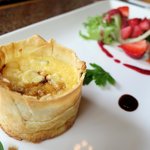 手打ち蕎麦とフレンチの やな木 - ＜2016年5月＞アミューズ、新玉葱とブルーチーズのキッシュ、トマトと苺のサラダ、ベリーのドレッシング