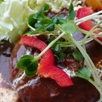 洋食レストラン キッチン･シューラク - デミグラスソースのハンバーグのアップ写真。