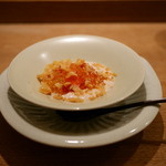 虎白 - アイスクリーム、ラム酒のジュレと湯葉揚げ掛け、白味噌と胡麻に焼いた松の実、胡桃を加えたソース　2016年2月