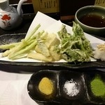 いたる 本店 - 山菜の天ぷら盛り合わせ