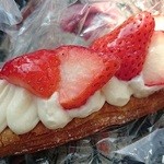 パリのパン屋さん ボンジュール - 期間限定いちごのレアチーズデニッシュ（200円）。