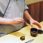 Sushi Tobikome - カウンターでは一貫一貫、寿司を握ります