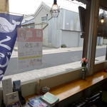 Kujiraya - 東通り沿い、窓辺のカウンター