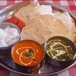 Indian restaurant Shakti - チーズナンセット1050円。
            内訳は、日替わりカレー(この日はほうれん草とじゃがいものカレー)・エビカレー・チーズナン・ライス・バーバル・チキンティッカ・サラダ・ドリンク