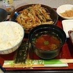 肴菜や - 日替わり定食730円。テーブルには玉子かけご飯用醤油が常備。