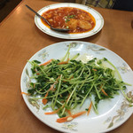 Gyouza No Furai - 豆苗の炒め物とエビチリ(おつまみセットのため小さめ）