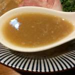 寿製麺 よしかわ - あら炊き魚豚骨そばスープ。