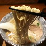 寿製麺 よしかわ - あら炊き魚豚骨そば麺リフト。