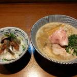 寿製麺 よしかわ - 【限定】あら炊き魚豚骨そばといわし丼。