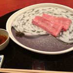 にくの匠 三芳 - 昆布締めした牛タンのお造り。