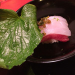 にくの匠 三芳 - サーロインと剣先イカの手毬寿司。