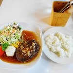 土一揆 - 和風ソースハンバーグセット(基本は税込1200円…写真は半ライスオーダーなので50円割引の1150円)　サラダ＋パンまたはライス＋ドリンクのセットになっています