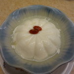 神名備 - 本格杏仁豆腐。漢方の苦みがありますが、なんとも深みのある味わいの杏仁豆腐です。毎回食べようと思う