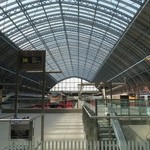 Fortnum & Mason - ホームの全長210メートルの大屋根（トレイン・シェッド）はウィリアム・バーロー設計です。