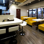 野村 - 店内は広々4名席とお一人様でも安心のカウンター