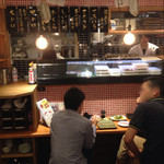町田 肉寿司 - カウンターでしっぽりもやれる