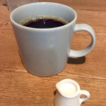 Drip-X-Cafe - 自慢のドリップマシンで淹れたというコーヒー。カップはシンプル。