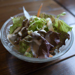 旅人カレー - 「ミニサラダ」は+100円。「旅セット」（＋400円）だと更にドリンク、デザート付き。