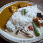 旅人カレー - 「ハーフ＆ハーフ」（1,100円）。「バターチキン」と「グリーンカレー」でいただきました。