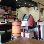 コスタリカ - ピンク電話もあるレトロな店内