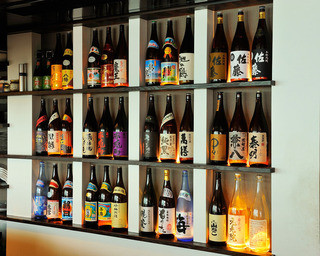 Ebisu Kotonoha - 店内カウンターには人気の酒がずらりと並びます。