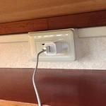 三代目 まる天 - カウンターの下にコンセントがぁ　充電無料　但しケーブルは持参