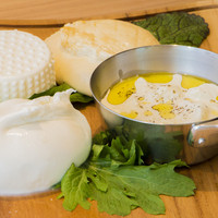 手作りモッツァレラチーズとフルーツトマトのカプレーゼ