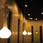 カフェ ソイソイ - 琉球ガラスで作られたオリジナルのライトが室内を優しく照らし出す。