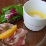 アスタナガーデン - 前菜　　冷静コーンスープ・生ハムと黄桃・生野菜＆鰯ソティー
