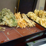 Minogasa - 「みのがさ」カウンターに並べられたトッピングの天ぷら