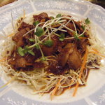 ととや - 豚のピリ辛炒めがトッピングのサラダ