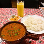 インド料理 RUCHI - マトンスープカレー (ランチサラダ、サービスドリンク、ライス 200円)