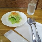 カレー風味すずき - お冷や&おしぼり&サラダ