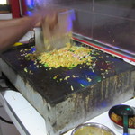 New Sigiri Cafe - ロティをこんな感じで細かく刻んでいきます