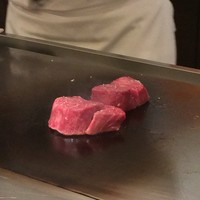 キャラバン - 目の前で焼いてもらえるカウンター席はテンション上がる。