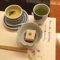 梅の花 銀座並木通店 - 今日のランチはお豆腐屋さんで＼(^o^)／ 先にランチに付いてくる茶碗蒸しと小鉢をいただきま〜す♪ 大好きな胡麻豆腐が今日の小鉢♡ ラッキー*\(^o^)/*