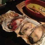 赤羽の ざきや - 焼き牡蠣(トマトチーズ、サルサ、雲丹)