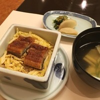 梅の花 銀座並木通店 - 選べる御飯は「鰻セイロ」にしました＼(^o^)／ それから湯葉のお吸い物と香の物が付いています♪