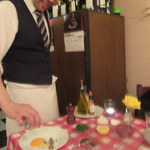 ブション - 今日は若手のボーイさんが担当