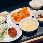 Fuyouen - ランチは中華屋さんでエビチリ定食♡税込950円なり。
                        レディースセット(揚げ物2→1、ご飯お代わり自由→ごはん小)にして200円引きだったのですが、なかなかのボリュームでした。
                        エビチリより豆腐にかかってたソースが辛かったです(^^