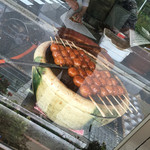 湯舟沢五平餅たこ焼 - 美味しいタレを付けてます